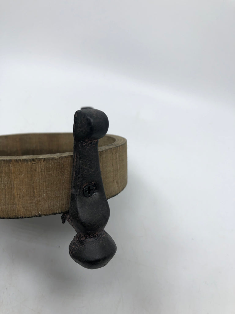 WOOD PILLAR CANDLE HOLDER W/BLACK METAL LEGS.
