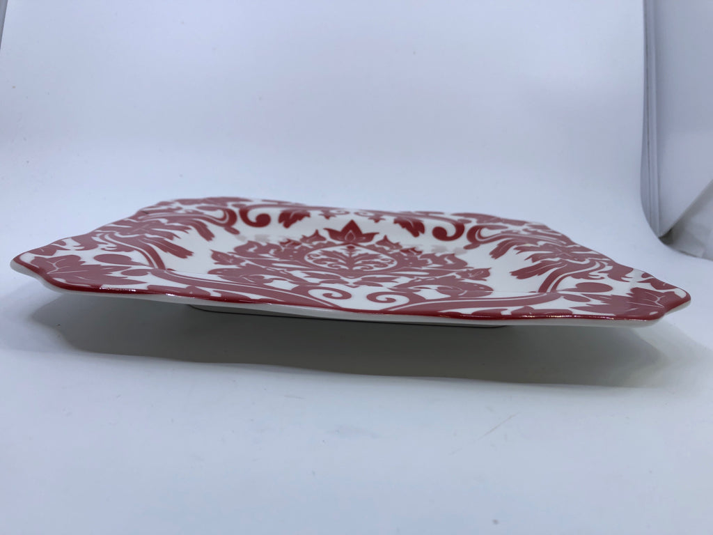 RED MEDALLION PATTERN SQUARE PLATE.
