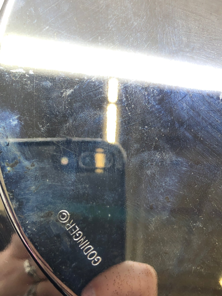 DIVIDED GLASS SERVER WITH CHARGER UNDERPLATE.