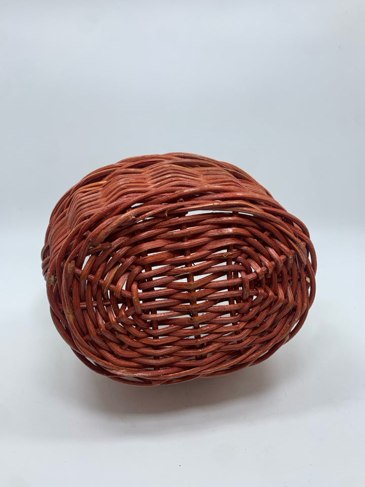 SM RED WICKER BASKET.