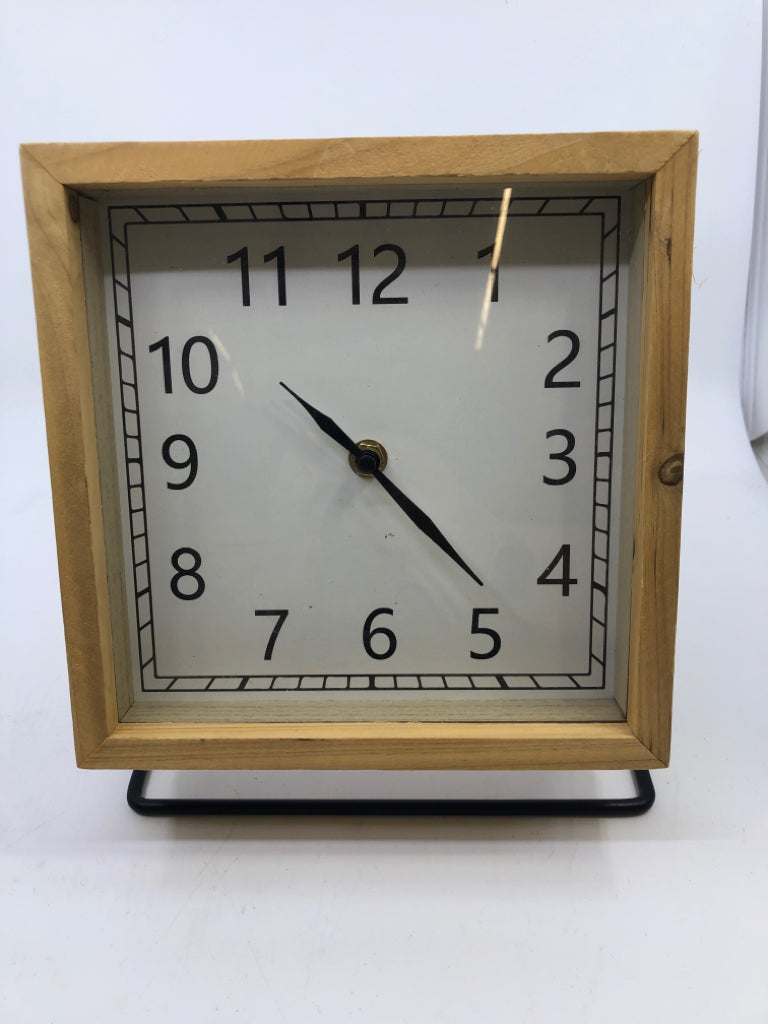 MODERN STYLE SQUARE CLOCK.