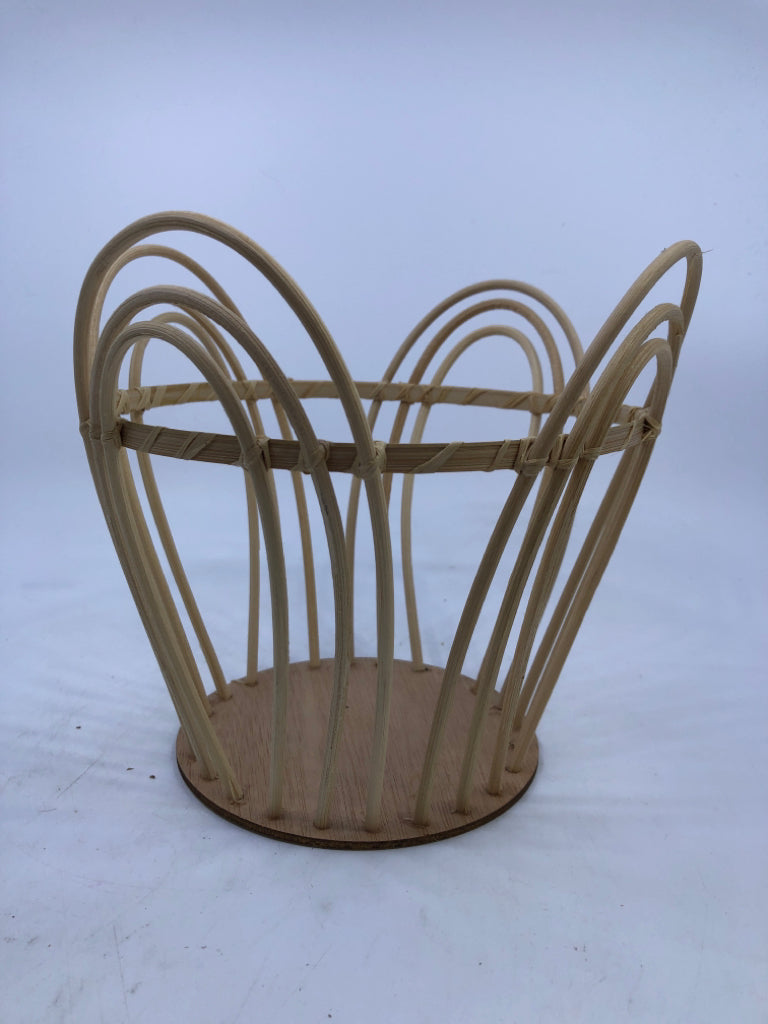 BLONDE WOOD WAVY EDGE BASKET.