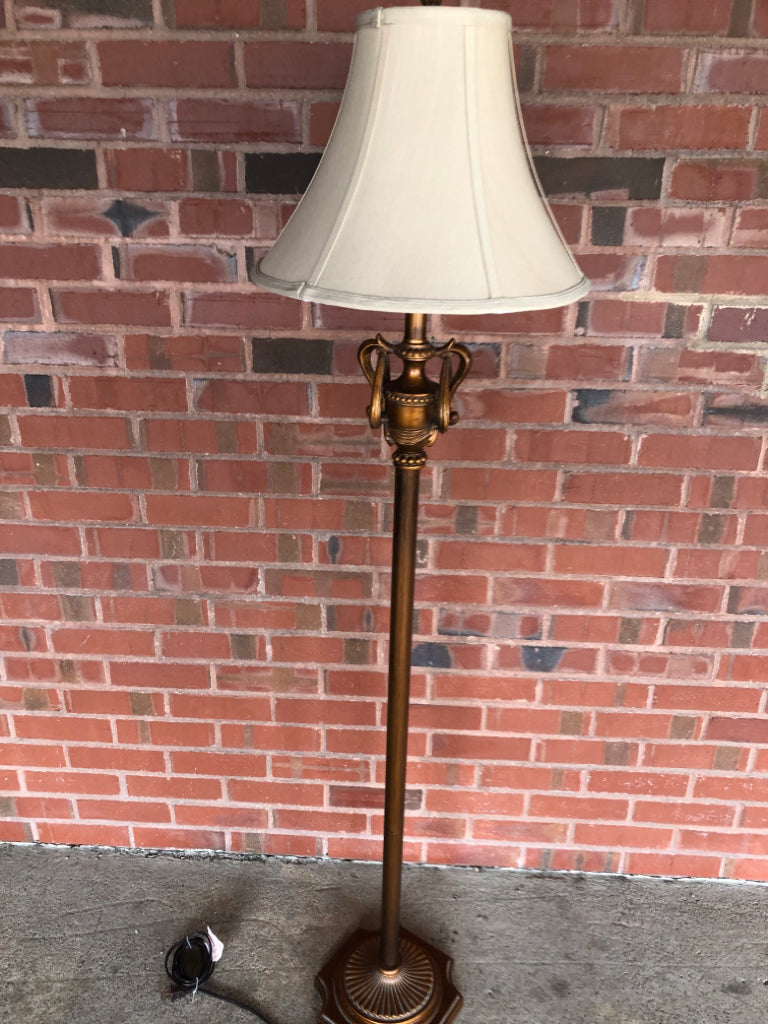 VTG-STYLE BRASS FLOOR LAMP W/CREAM SHADE.