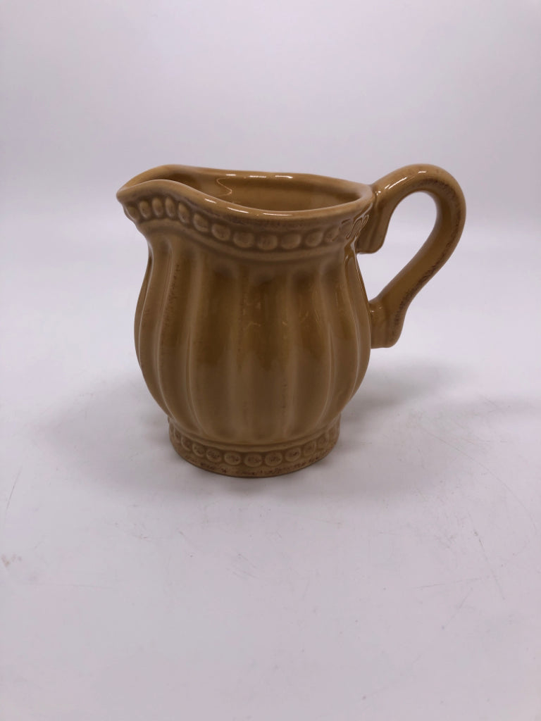 TAN RIBBED SUGAR/CREAMER SET.
