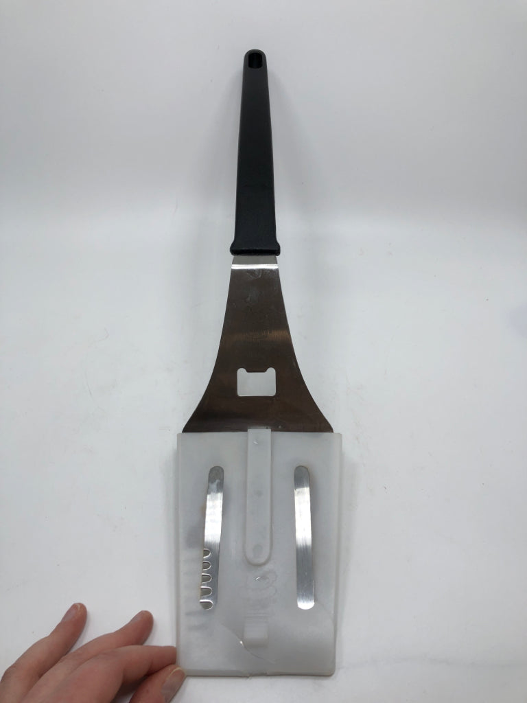 PAMPERED CHEF GRILL SPATULA.