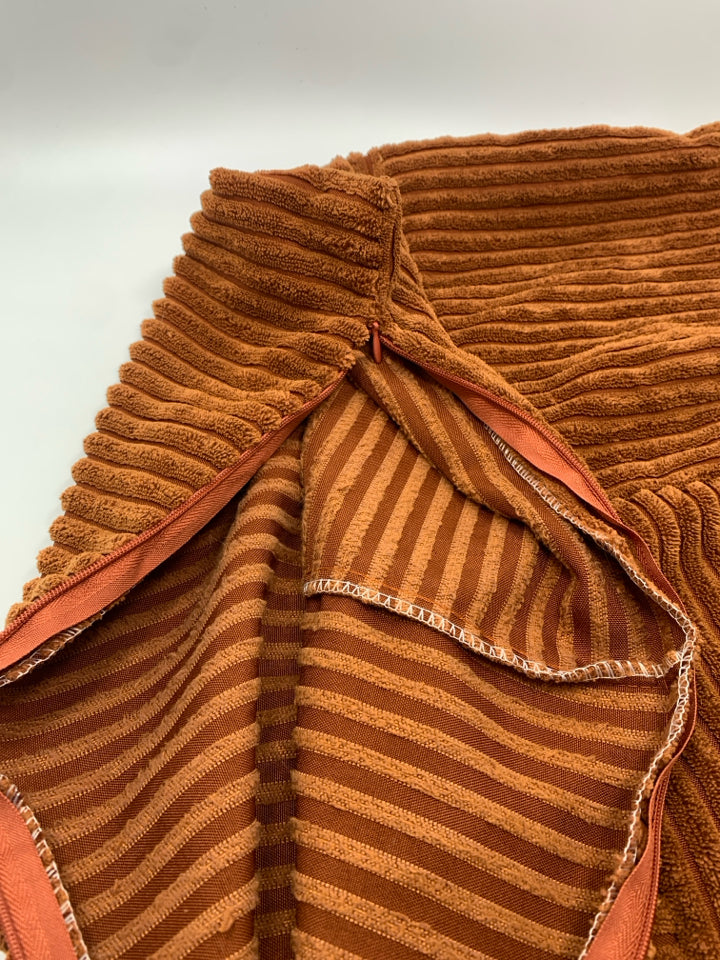 BROWN RIBBED PILLOW COVER.