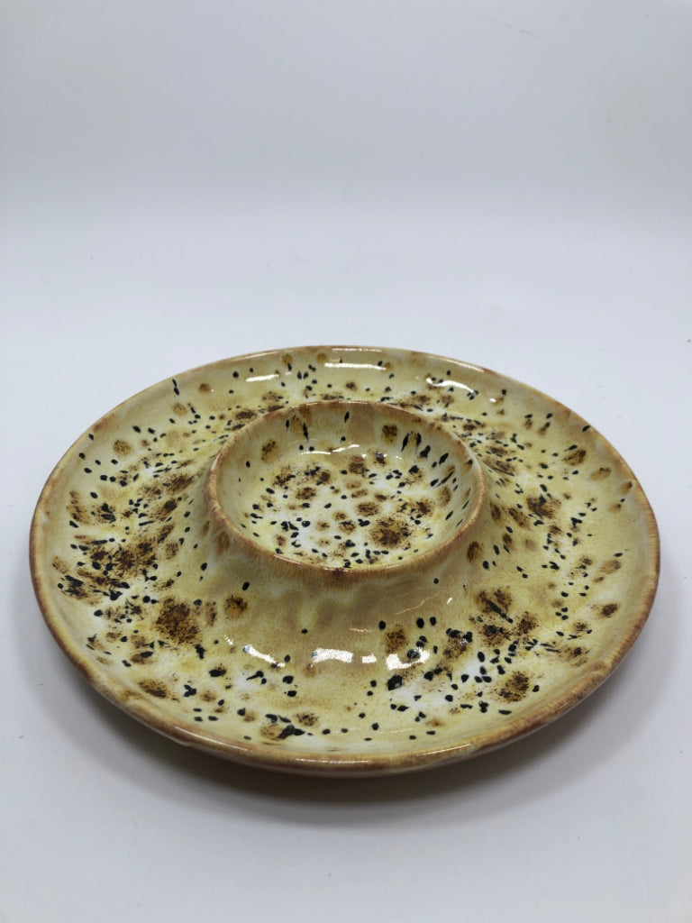 BROWN SPECKLED POTTERY SNACK DISH.