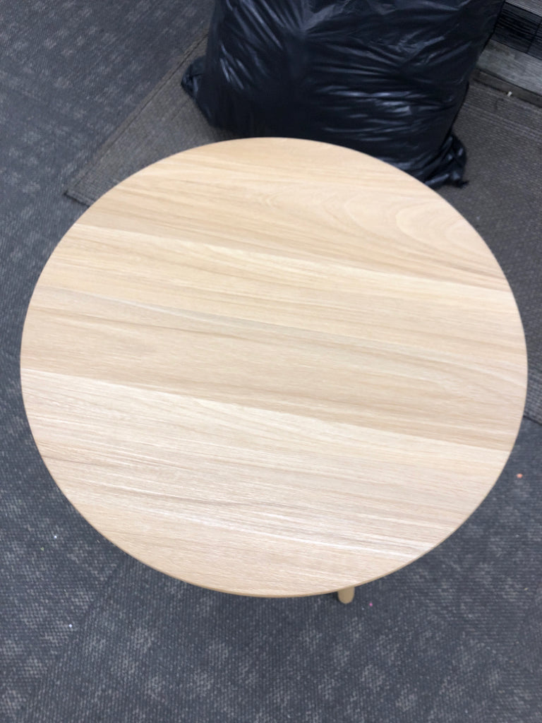 FAUX WOOD 3 LEGGED SIDE SPEAKER SIDE TABLE W/ CHARGER.