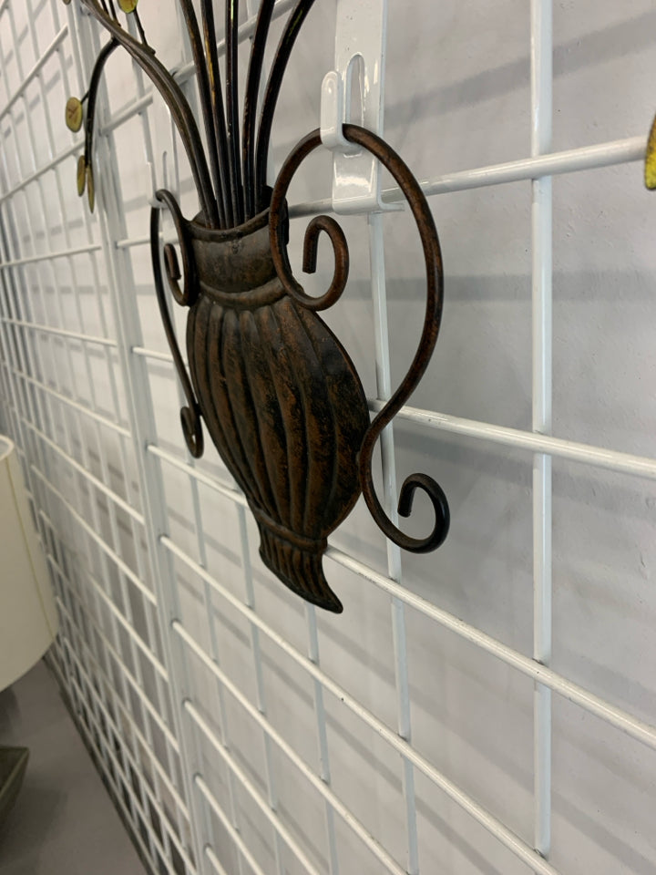 BROWN METAL TREE BOUQUET WALL HANGING.