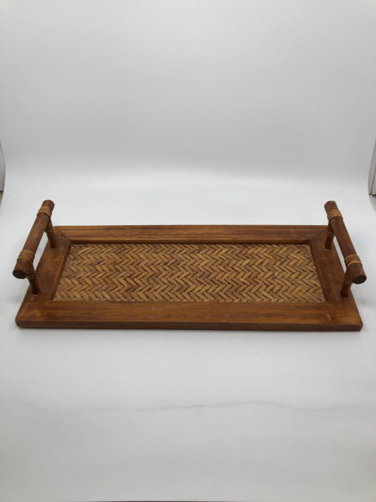 WOVEN WOODEN TRAY W/HANDLES.