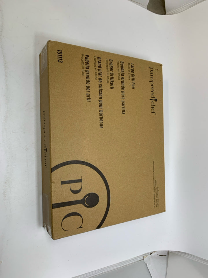 NIB LARGE GRILL PAN W/ REMOVABLE HANDLE.