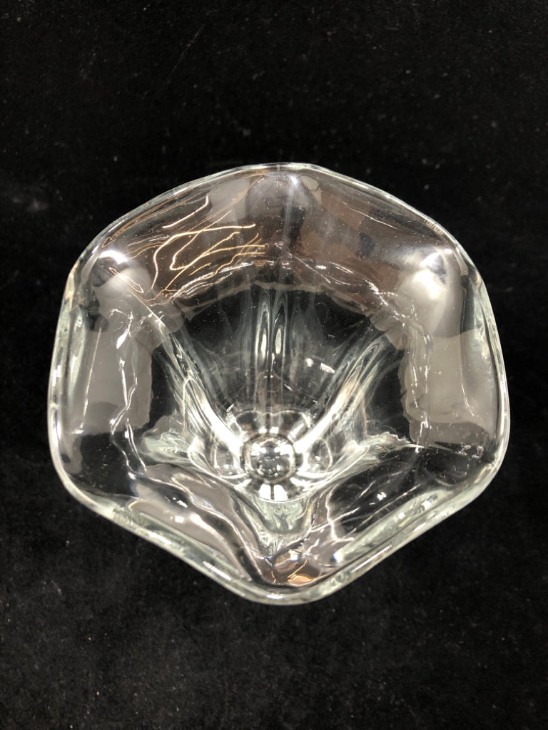 8 CLEAR GLASS SUNDAE CUPS.