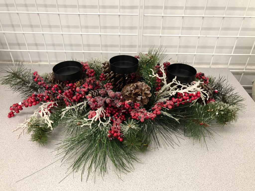 3-SECTION PINE & BERRY CANDLE HOLDER.