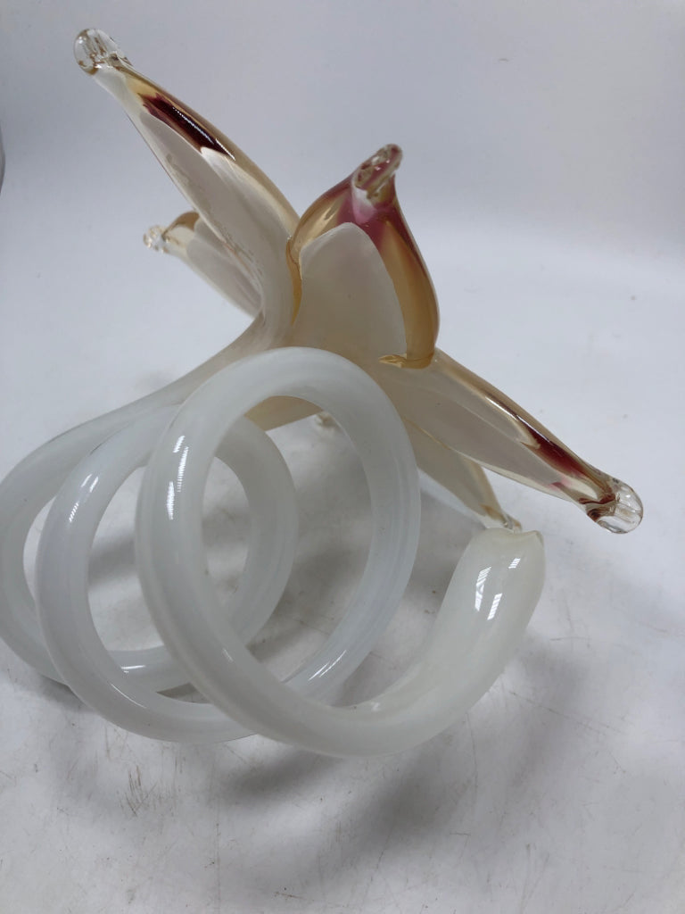 HAND-BLOWN ART GLASS LILY FLOWER PAPERWEIGHT.