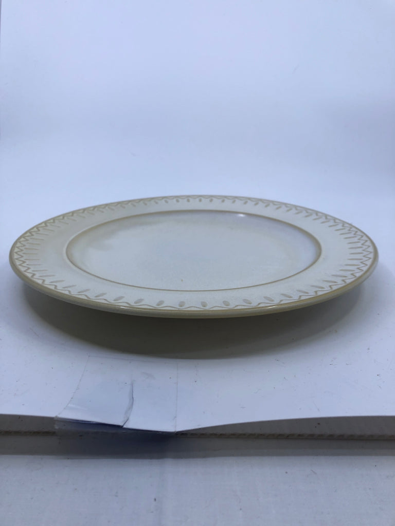 4 WAVE/DOT DESIGN DINNER PLATES + 4 MUGS