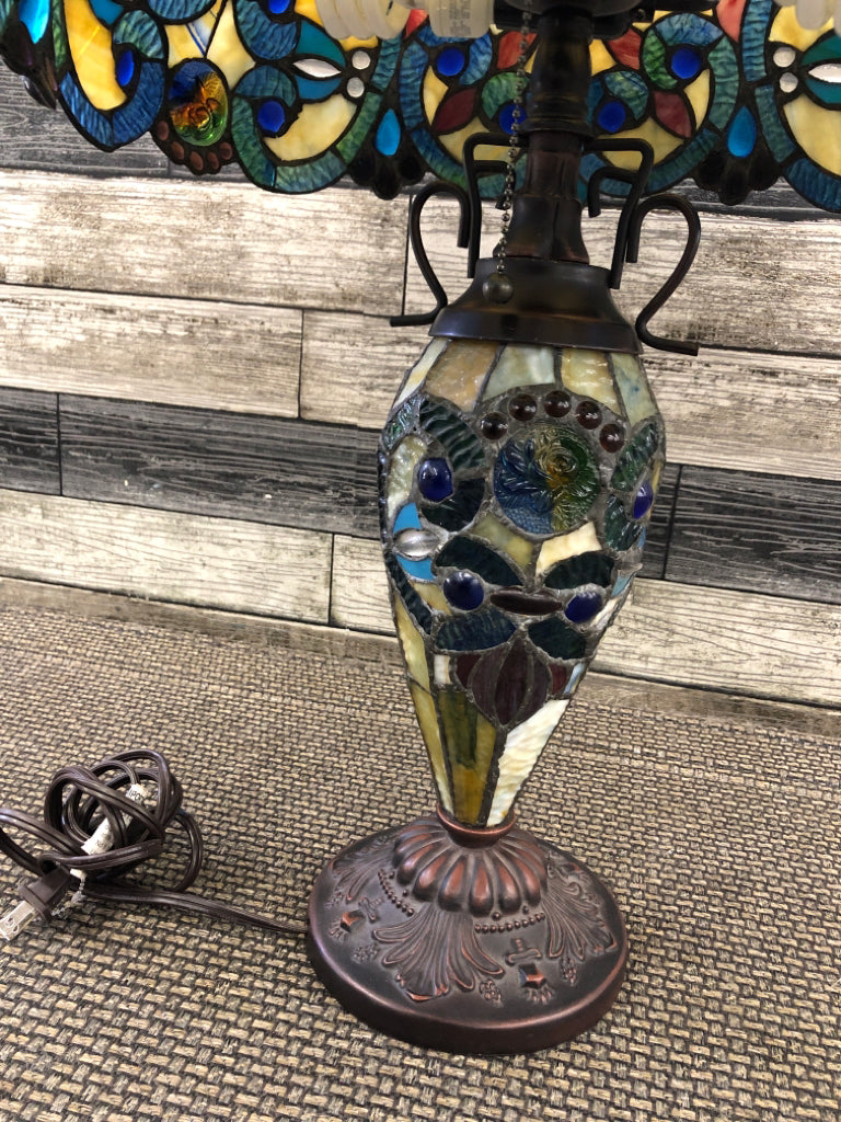 TIFFANY STYLE LIGHTING HALSTON DOUBLE LIT STAINED GLASS TABLE LAMP.