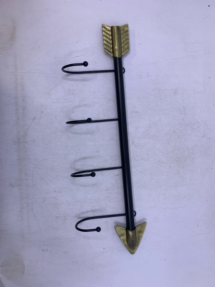 METAL ARROW SHAPED W/ 4 HOOKS WALL ART.