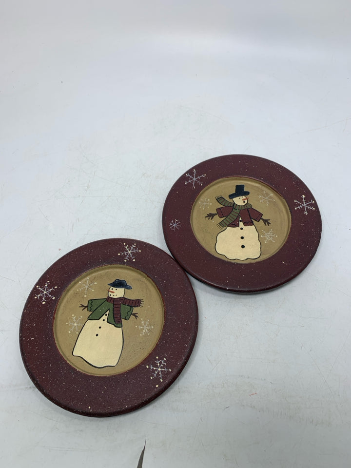 2 SMALL PRIMITIVE STYLE SNOWMAN DECOR PLATES.