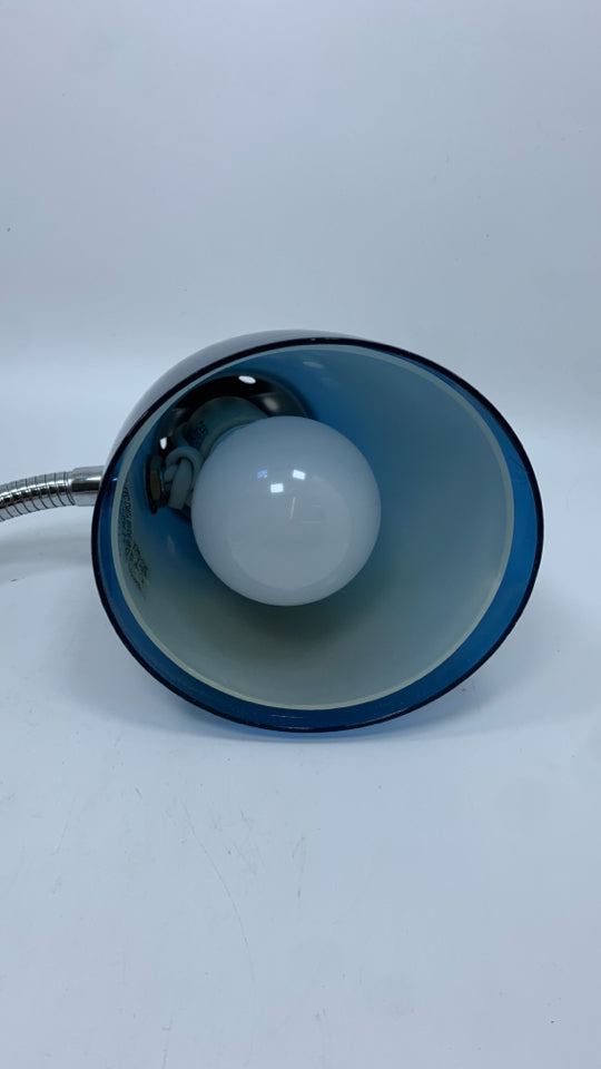 METAL LAMP W/DESK CLIP+BLUE SHADE.