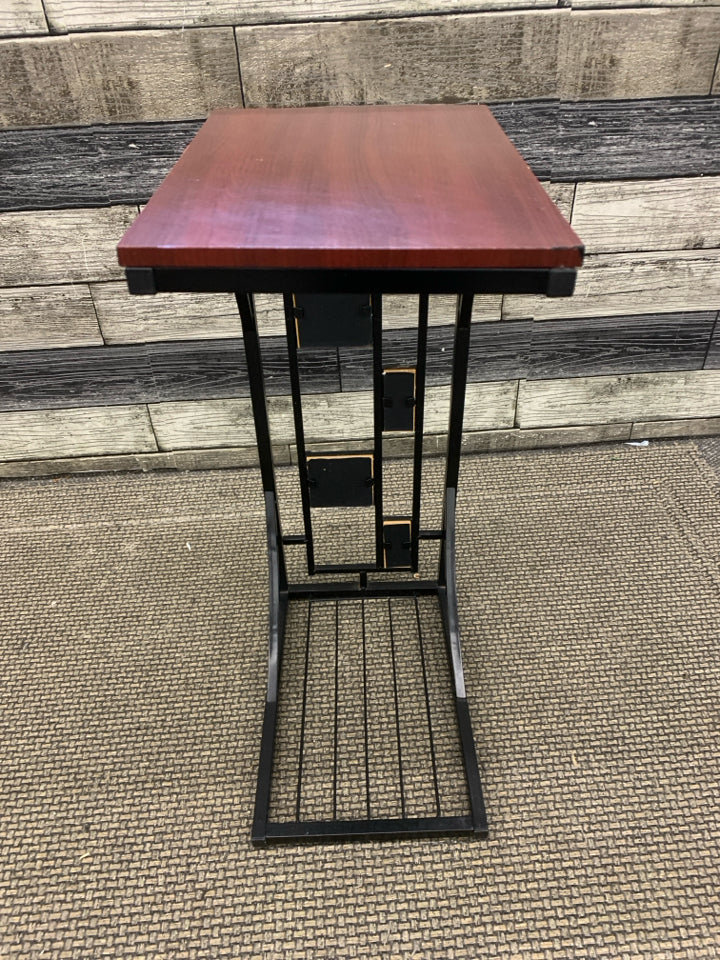 BLACK METAL WOOD TOP END TABLE W/BLUE SQUARES.