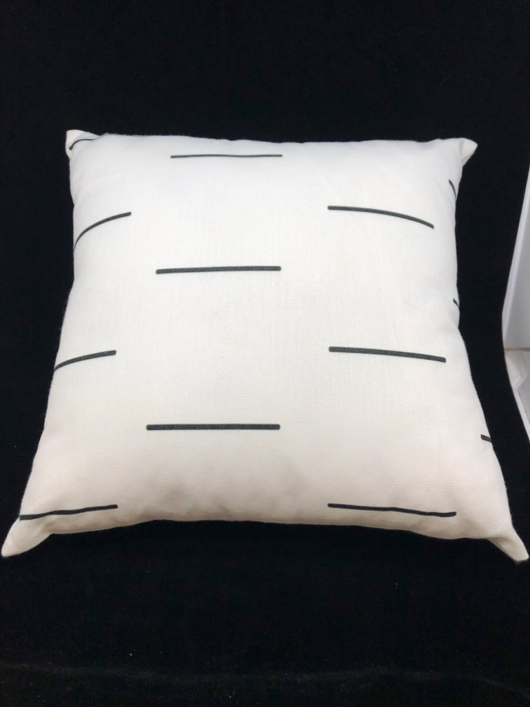 B&W LINE PILLOW.