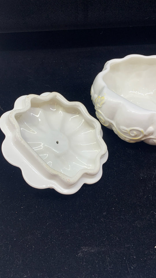 WHITE SCROLL PUMPKIN SERVER W LID.