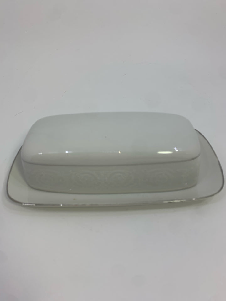 COVERED BUTTER DISH W/WHITE TEXTURED DETAIL.
