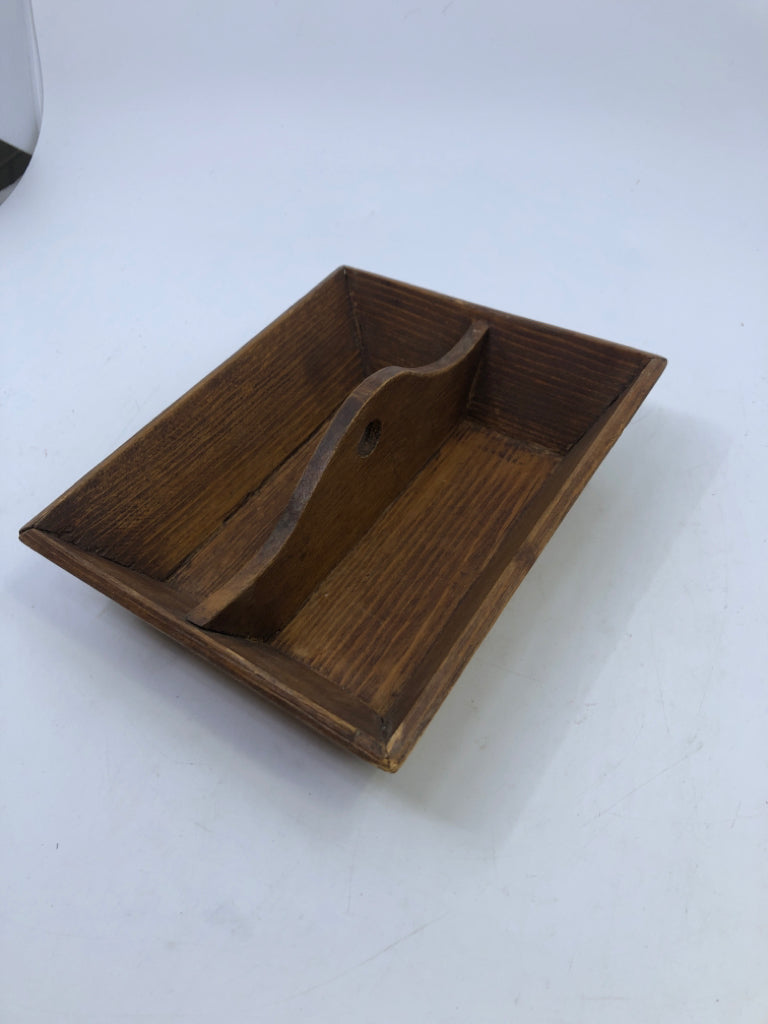 VTG WOOD TRAY WITH MIDDLE DIVIDER HANDLE.
