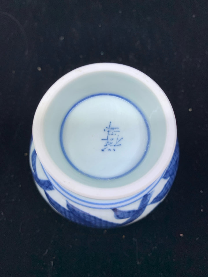 5 PC WHITE BLUE DESIGN JAPANESE TEAPOT WITH HANDLE AND CUPS.