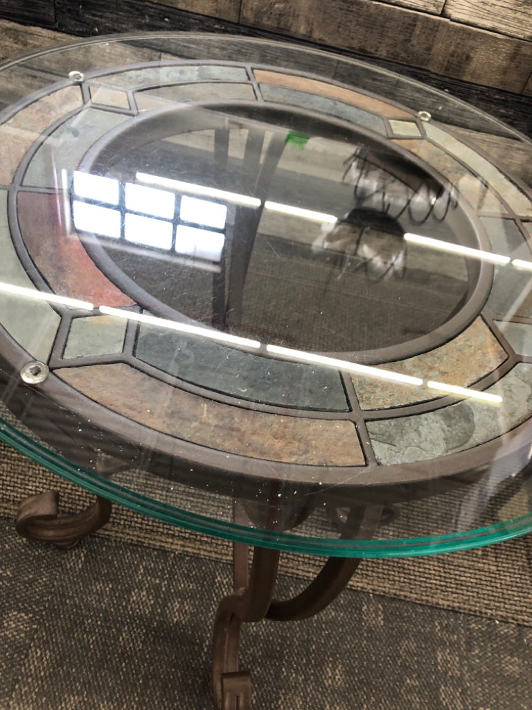METAL ROUND END TABLE W/BEVELED GLASS TOP & INLAY NATURAL SLATE.