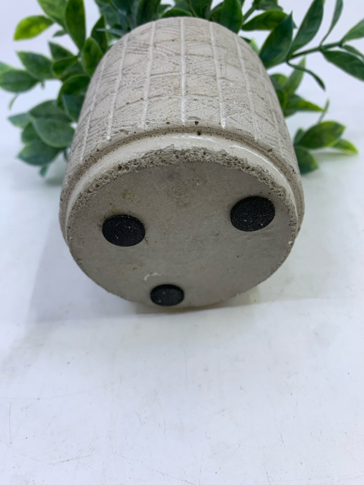FAUX PLANT IN TEXTURED ROUND PLANTER.