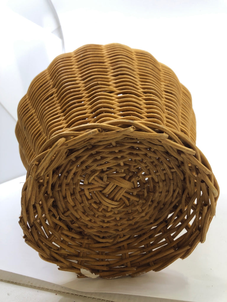 WICKER URN SHAPED BASKET.