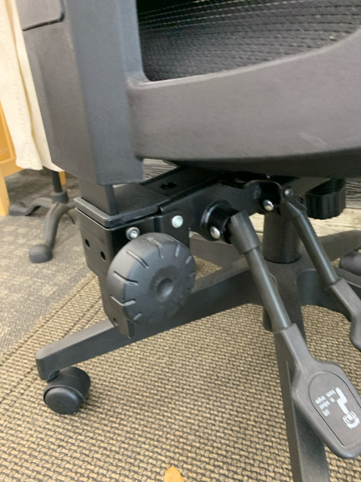 MESH BLACK FAUX LEATHER SEAT OFFICE CHAIR.