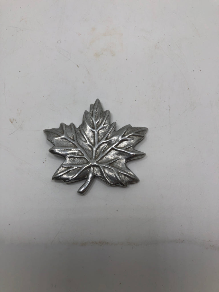 SILVER 3D LEAF DECOR.