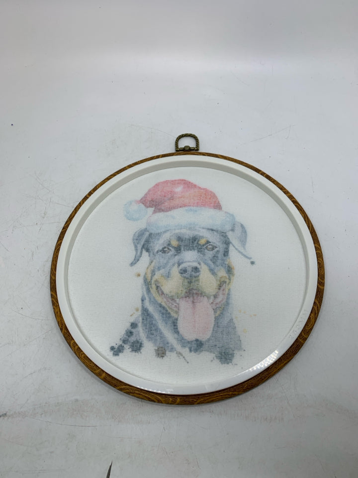 CIRCLE ROTTWEILER W/ SANTA HAT WALL HANGING.