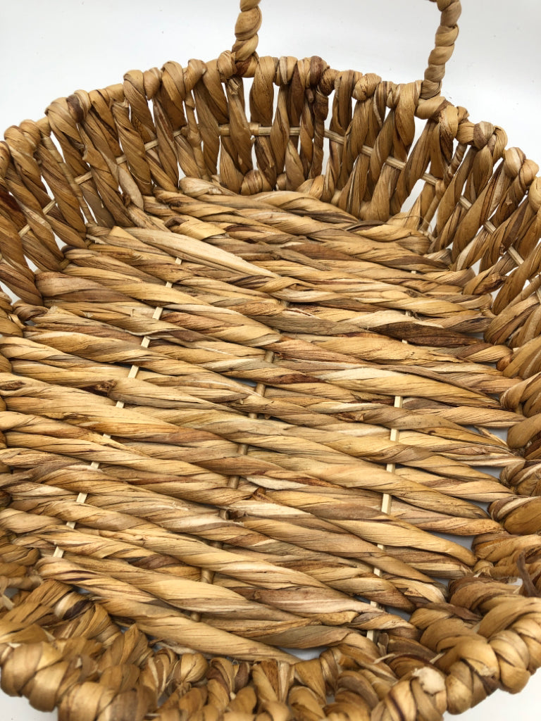 WOVEN WICKER TRAY.