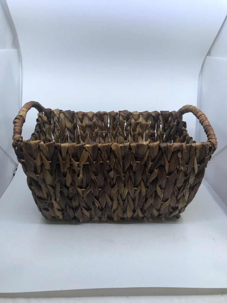LIGHT WEIGHT MULTI TONED BASKET W/ HANDLES.