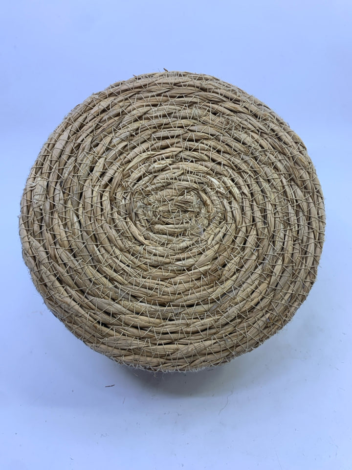 WICKER BEEHIVE W LID.