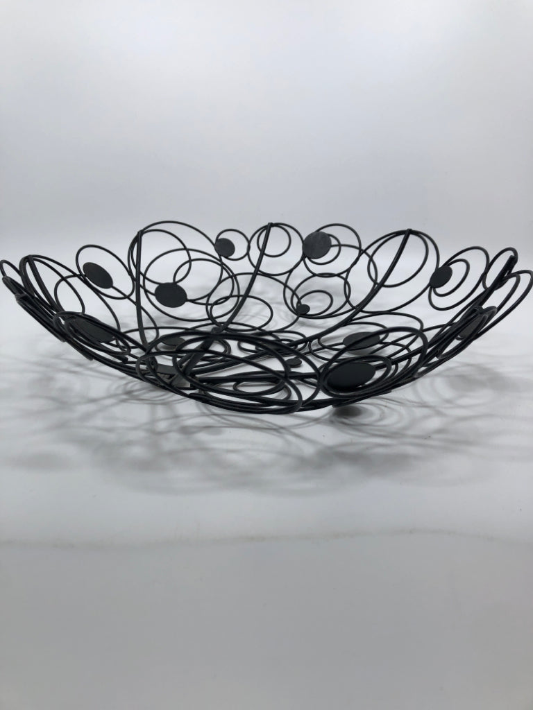 BLACK METAL CIRCLES FRUIT BASKET.