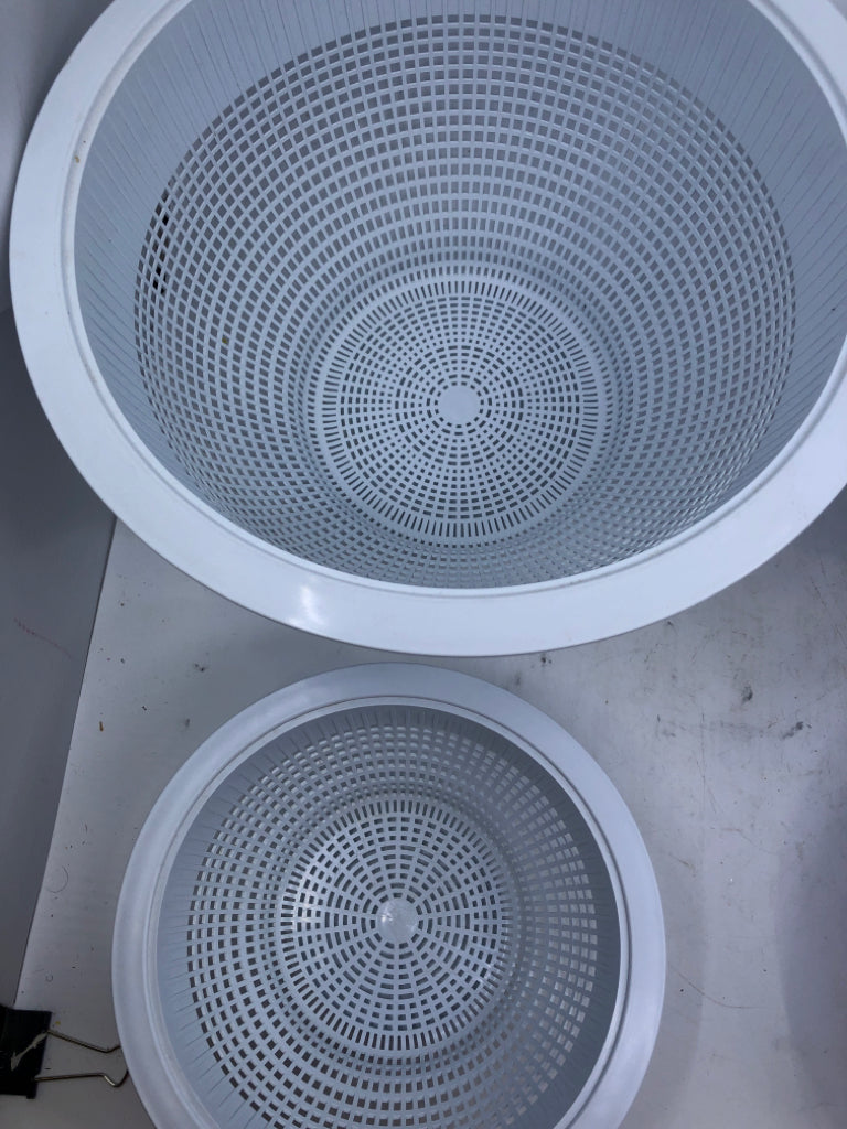 WHITE PLASTIC NESTING PAMPERED CHEF MIXING BOWLS/STRAINER.