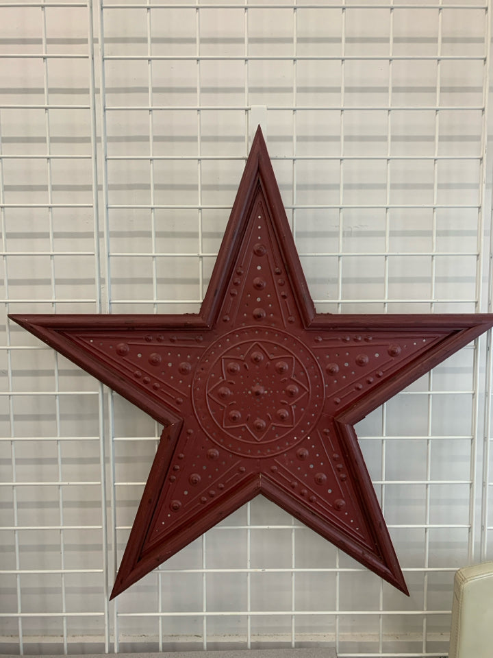 LG RED METAL STAR WALL HANGING.