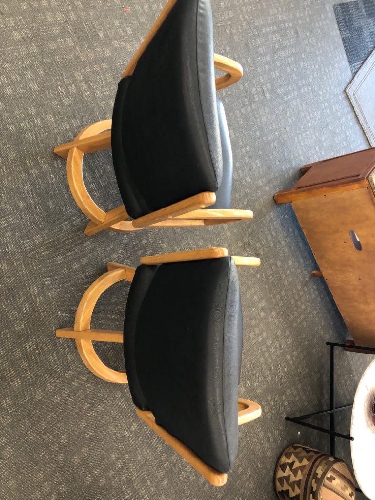 2 BLACK & WOOD SWIVEL BAR STOOL CHAIRS.