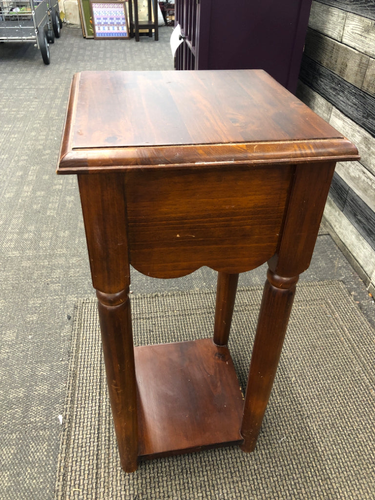LIGHT BROWN SIDE TABLE W/DRAWER.