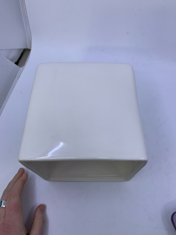 CERAMIC "TISSUE" TISSUE BOX COVER.