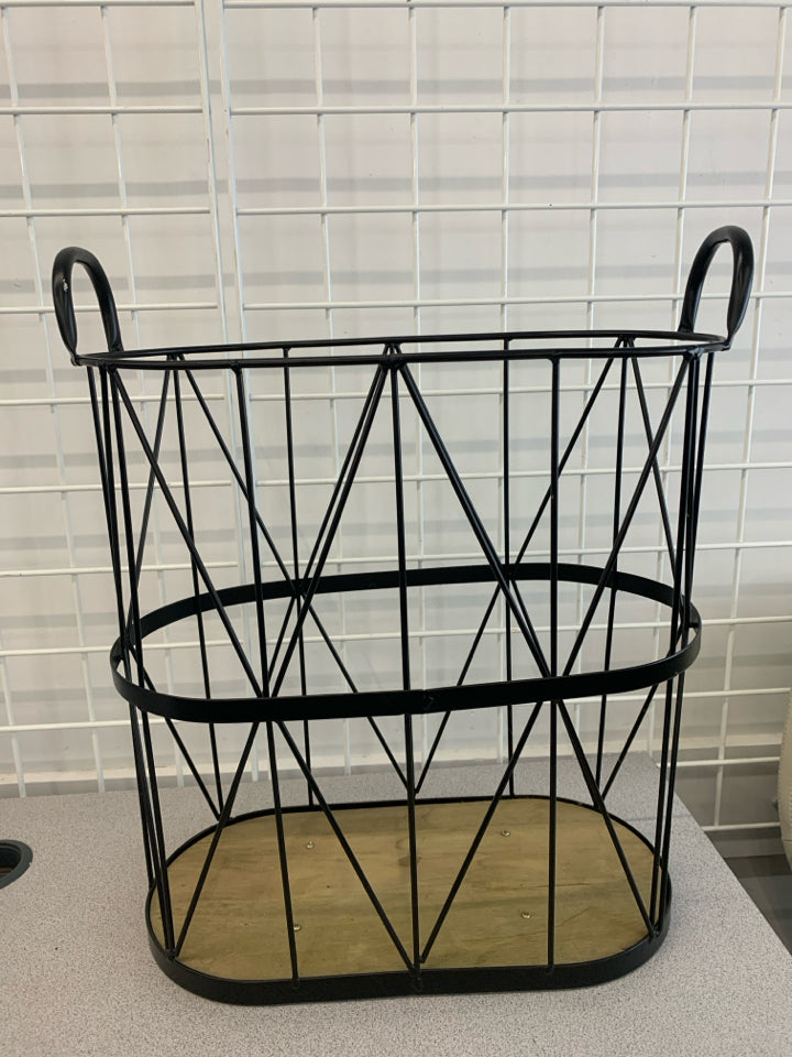 METAL SIDE BASKET W/WOODEN BASE.