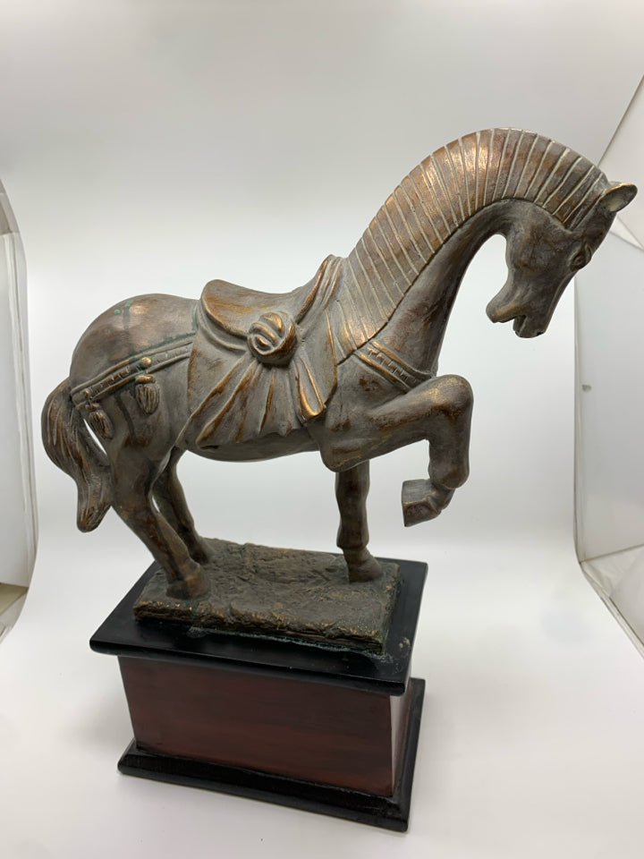 DISTRESSED RESIN HORSE ON WOOD BLOCK DECOR.