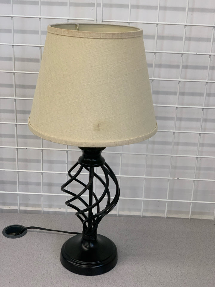 METAL SWIRL LAMP.