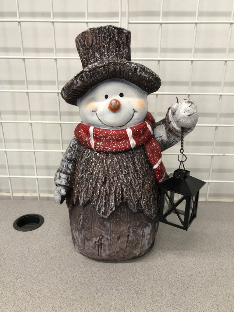 SNOWMAN HOLDING LANTERN DECOR.