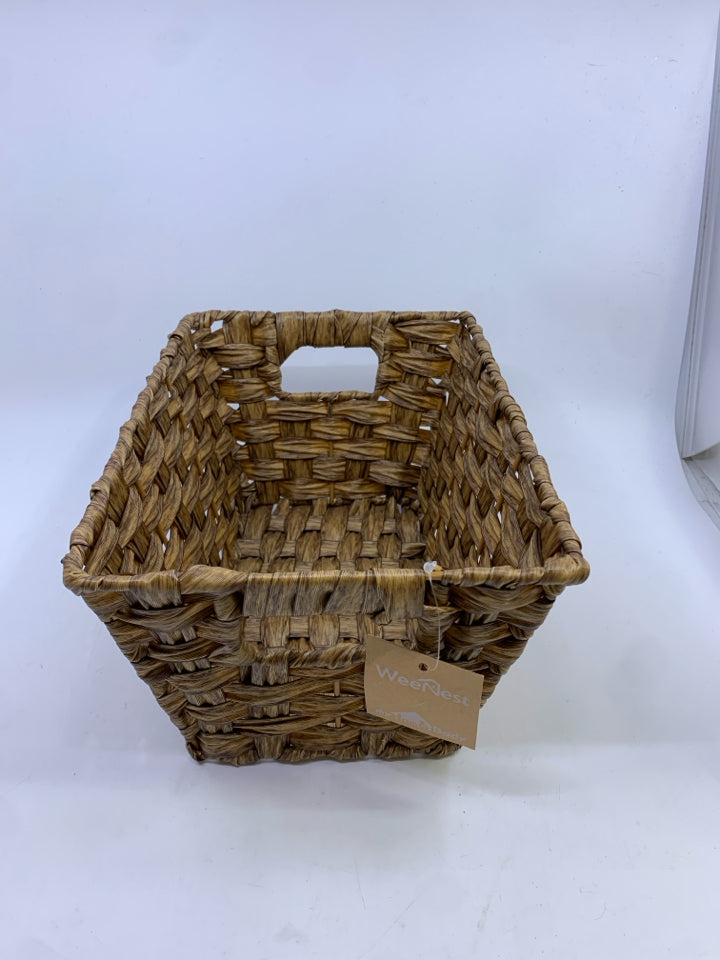 WOVEN BROWN BASKET W/HANDLES.