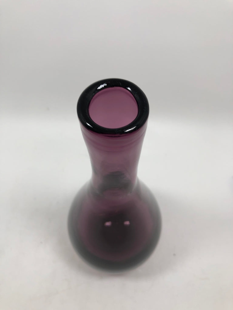 PURPLE BLOWN GLASS NARROW NECK VASE.